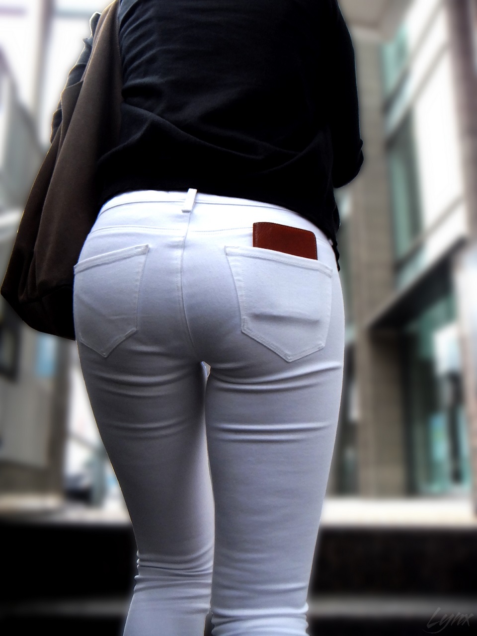 白パンツを履いたお尻の街撮り素人エロ画像-5