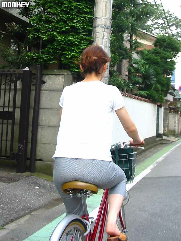 自転車お尻の街撮り素人エロ画像14
