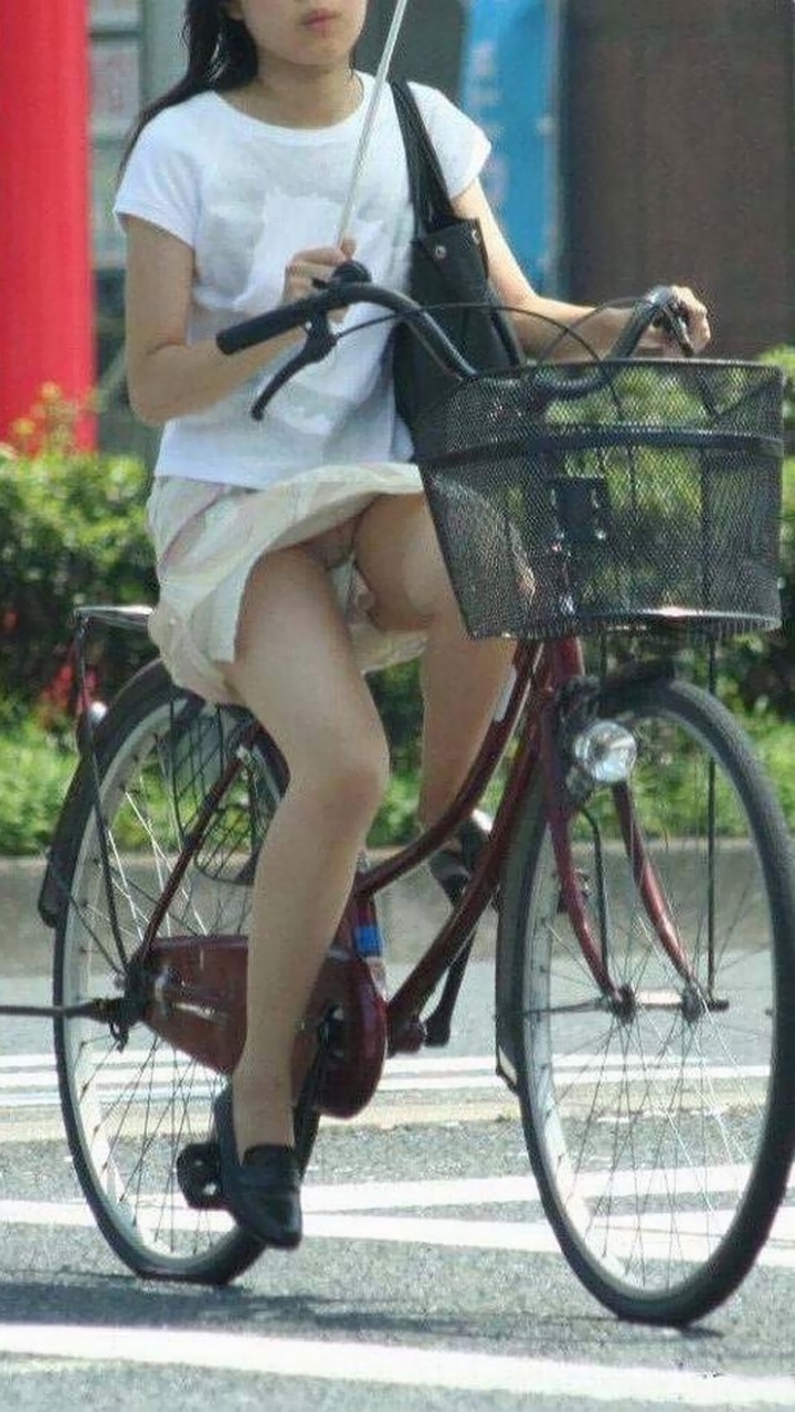 ミニスカで自転車にのってパンチラしている素人エロ画像06