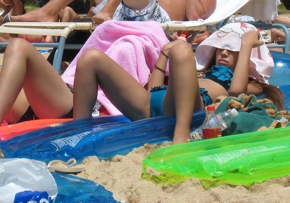 ビーチで寝ているビキニギャルの素人エロ画像18