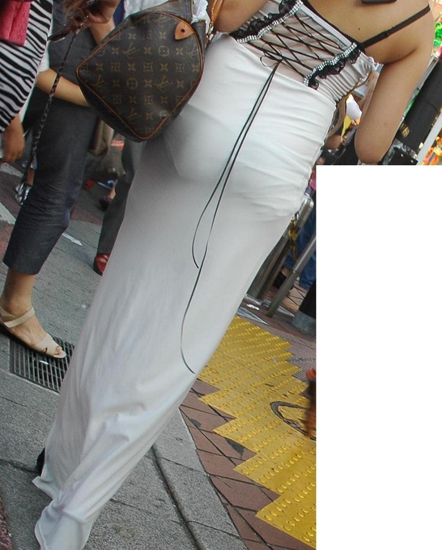 マキシワンピを着ている女子のエッチなボディラインが浮き上がった素人エロ画像09