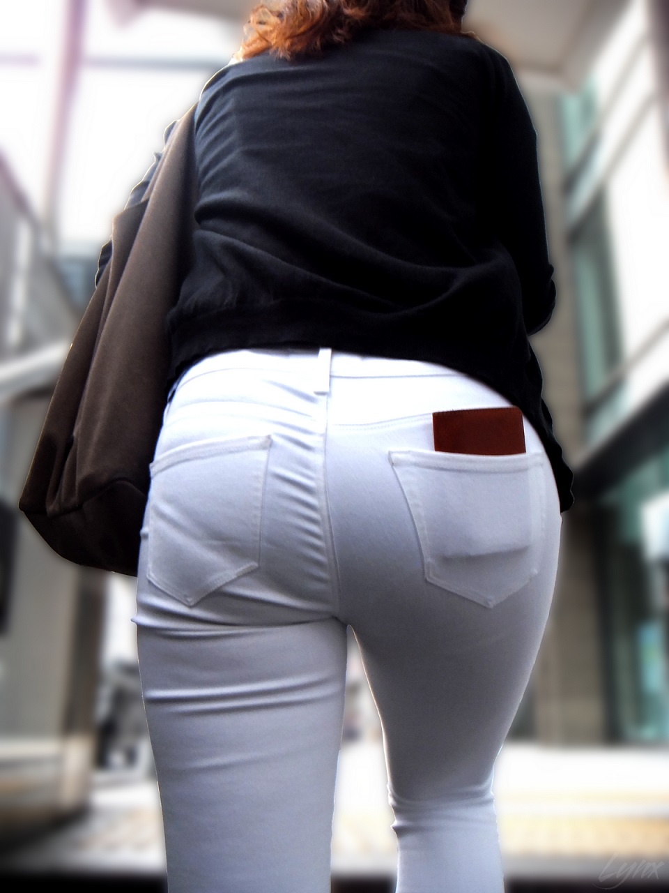 白パンツを履いたお尻の街撮り素人エロ画像-7