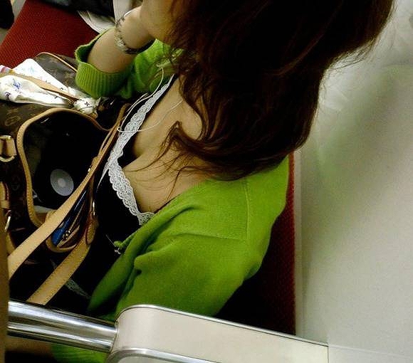 電車内胸チラおっぱい素人エロ画像05