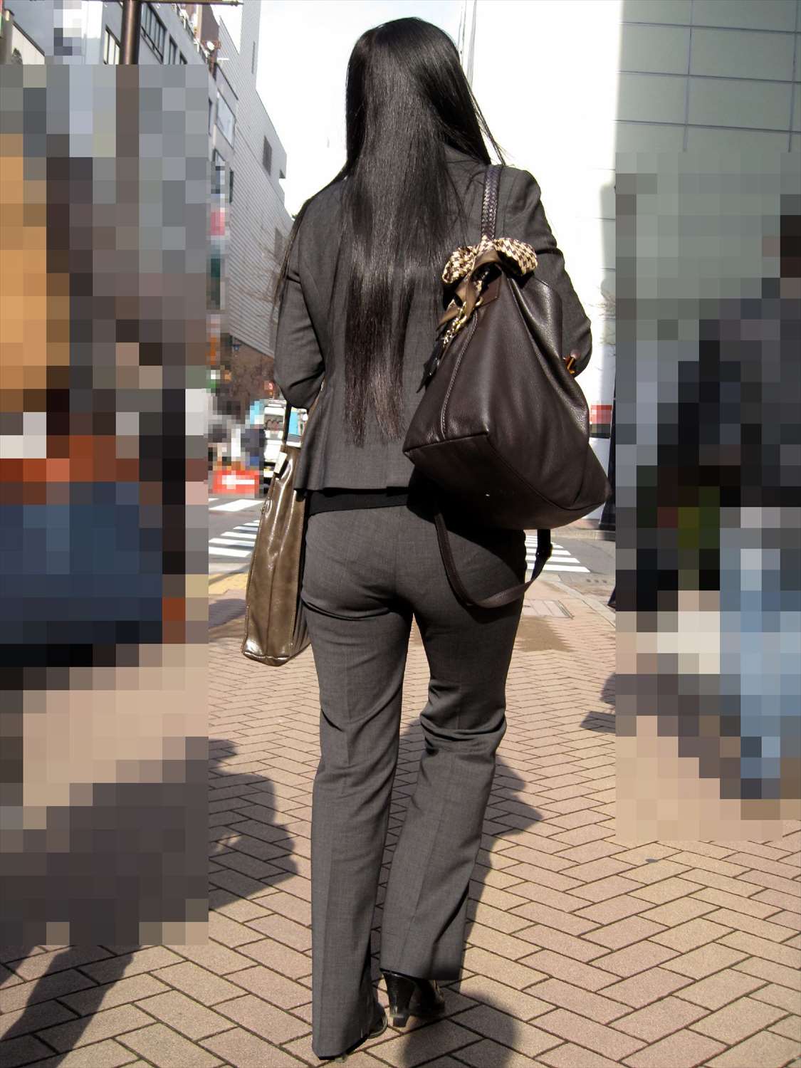 パンツスーツ女子の街撮り素人エロ画像3
