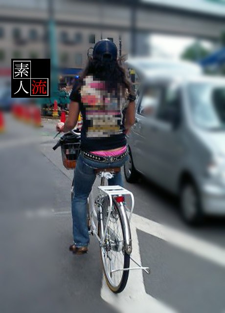 自転車のサドルに乗ってるお尻を街撮りした素人エロ画像04