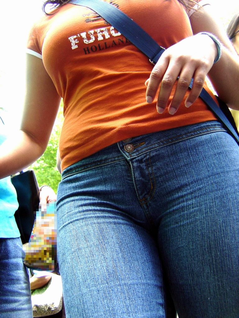 ジーンズやショートパンツやピタパンの女性の股間を街撮りした素人エロ画像13