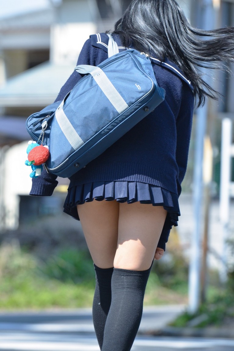 Schoolgirl candid upskirt.