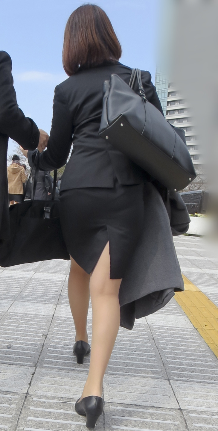 リクルートスーツやパンツスーツの女性を街撮りした素人エロ画像-229
