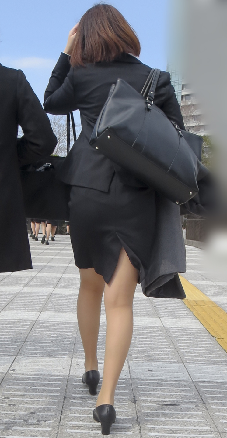 リクルートスーツやパンツスーツの女性を街撮りした素人エロ画像-233