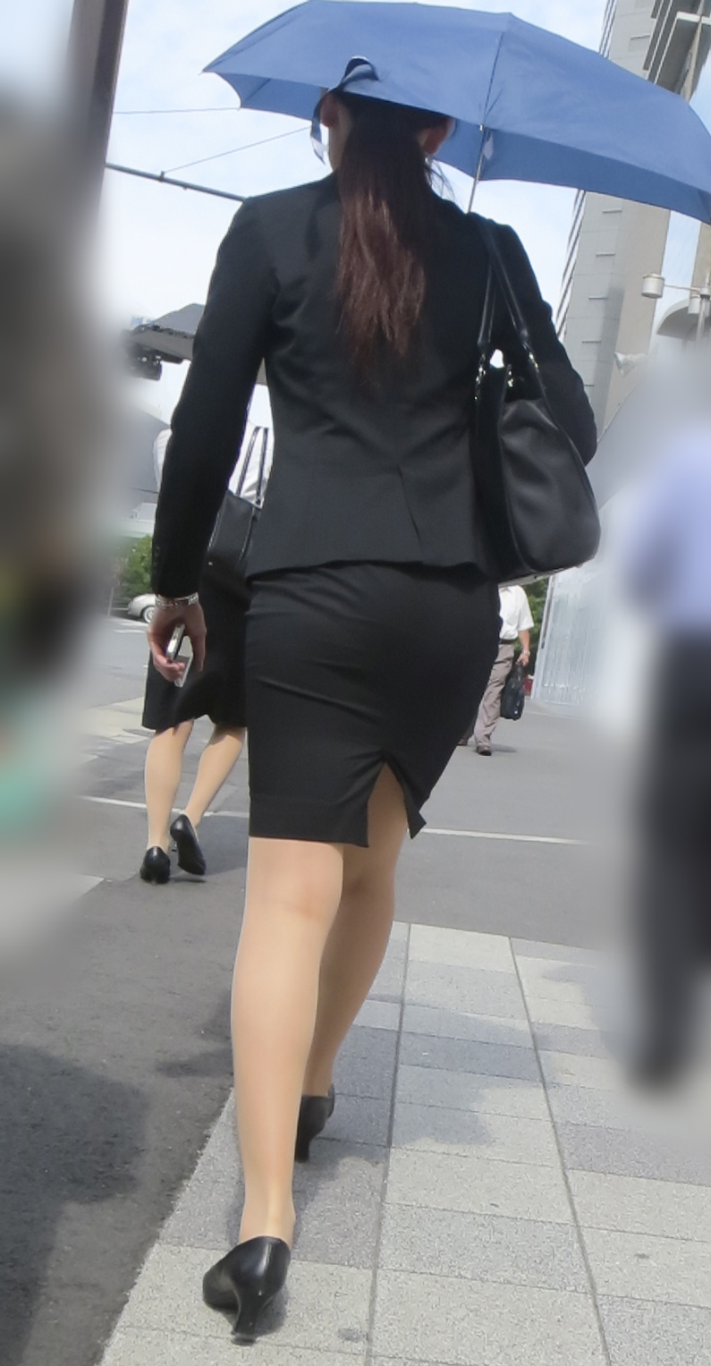 リクルートスーツやパンツスーツの女性を街撮りした素人エロ画像-223
