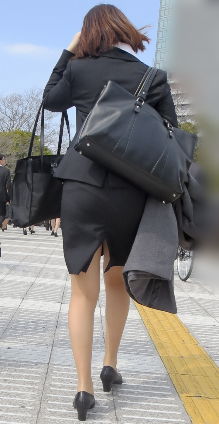 リクルートスーツやパンツスーツの女性を街撮りした素人エロ画像-235