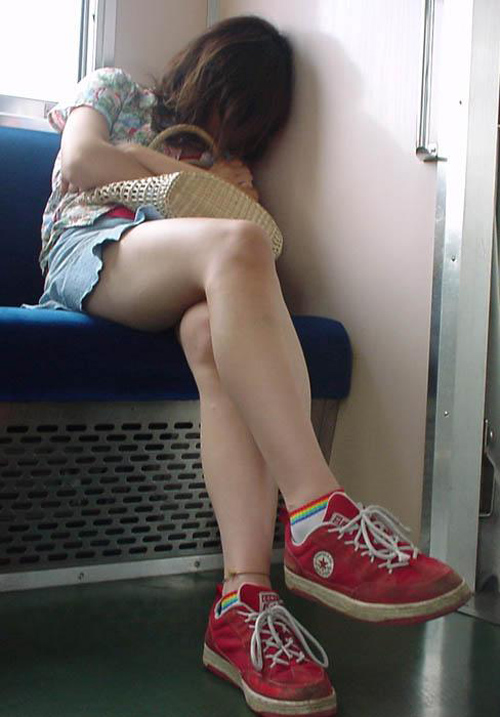 電車の中のエッチな太ももの素人エロ画像-064
