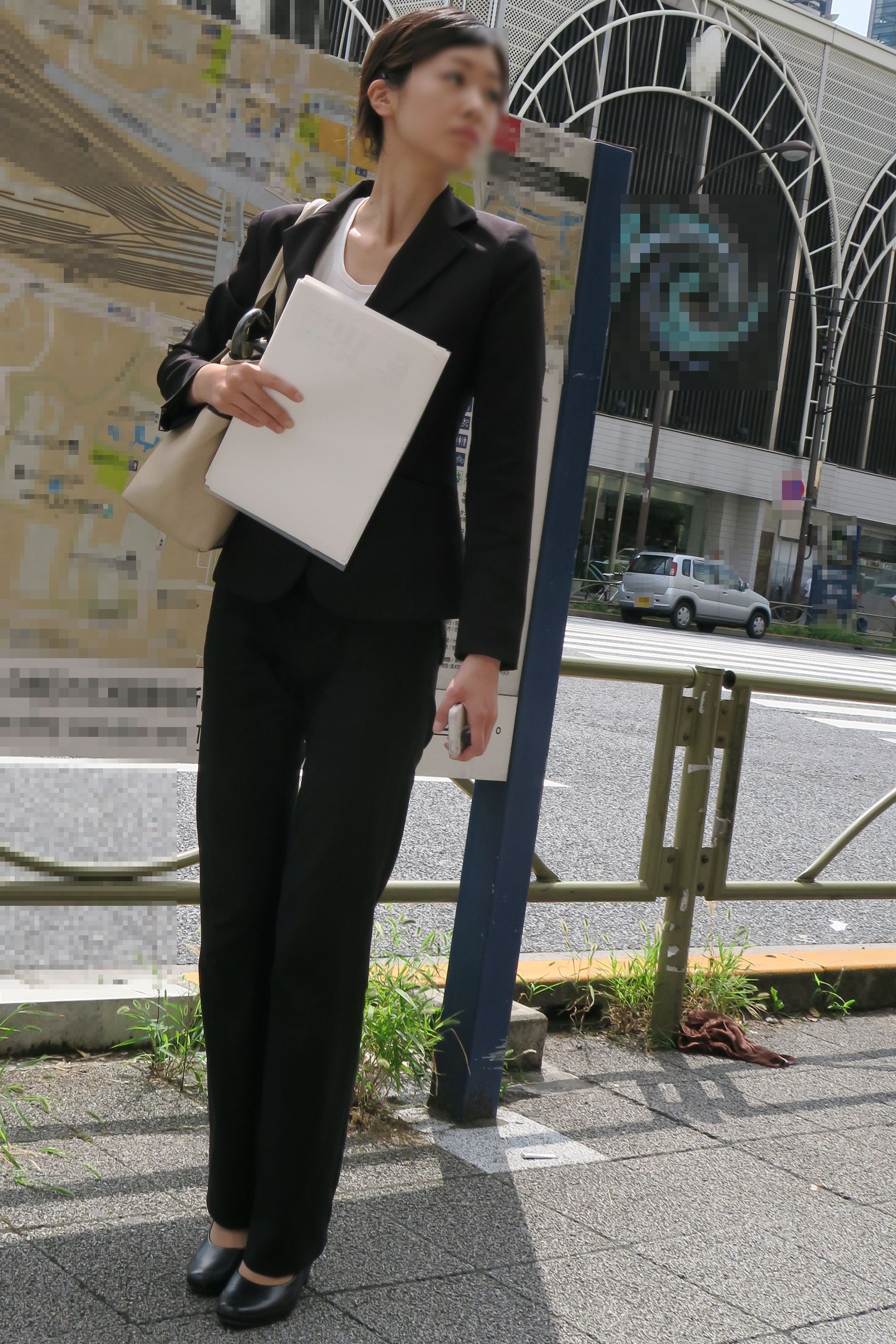 リクルートスーツやパンツスーツの女性を街撮りした素人エロ画像-158