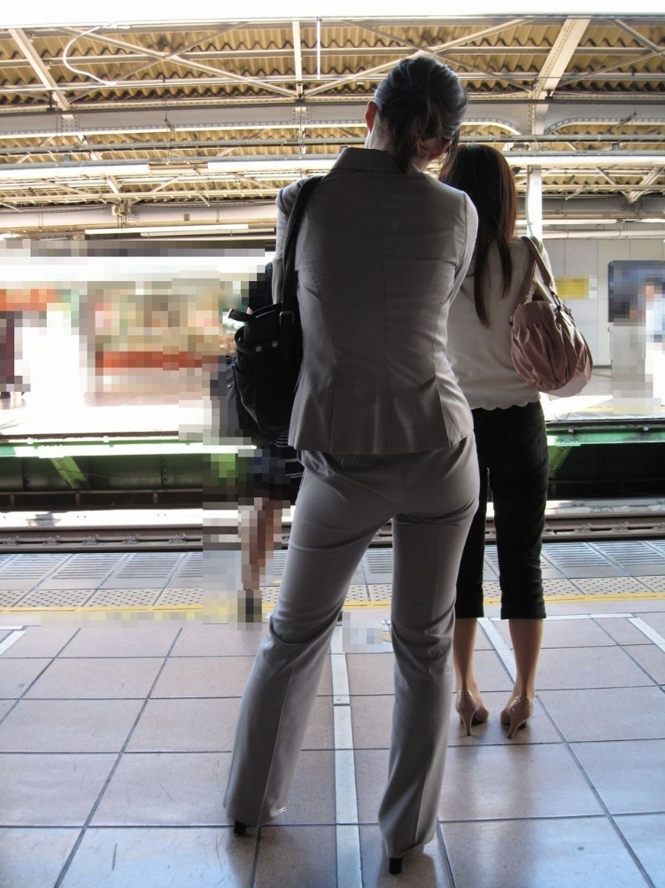リクルートスーツやパンツスーツの女性を街撮りした素人エロ画像-166