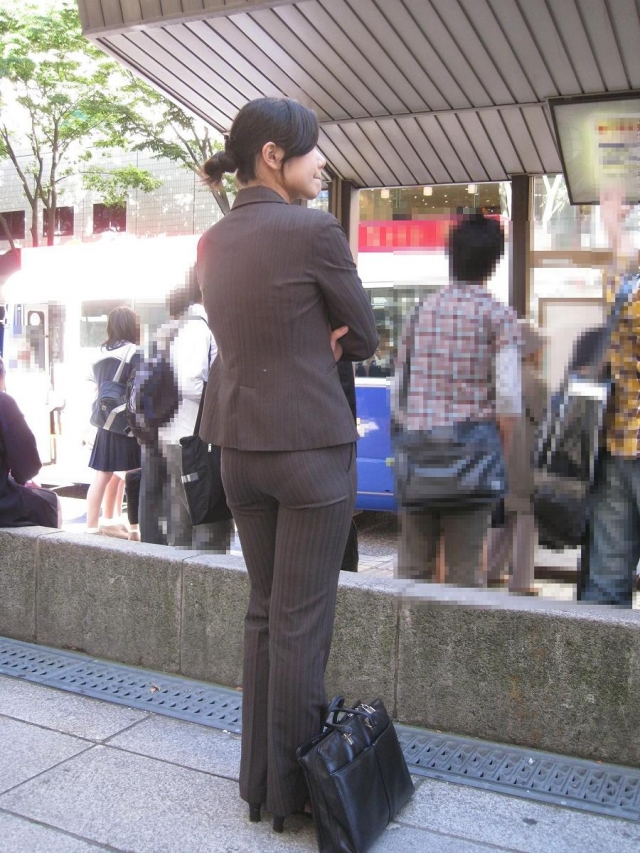 リクルートスーツやパンツスーツの女性を街撮りした素人エロ画像-164