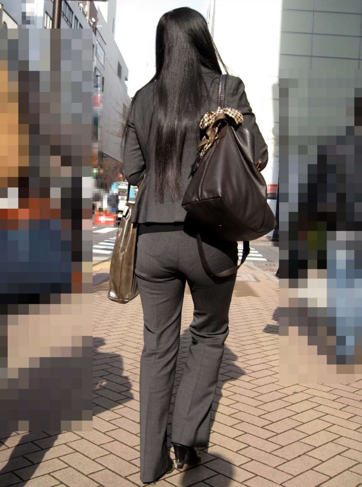 リクルートスーツやパンツスーツの女性を街撮りした素人エロ画像-154