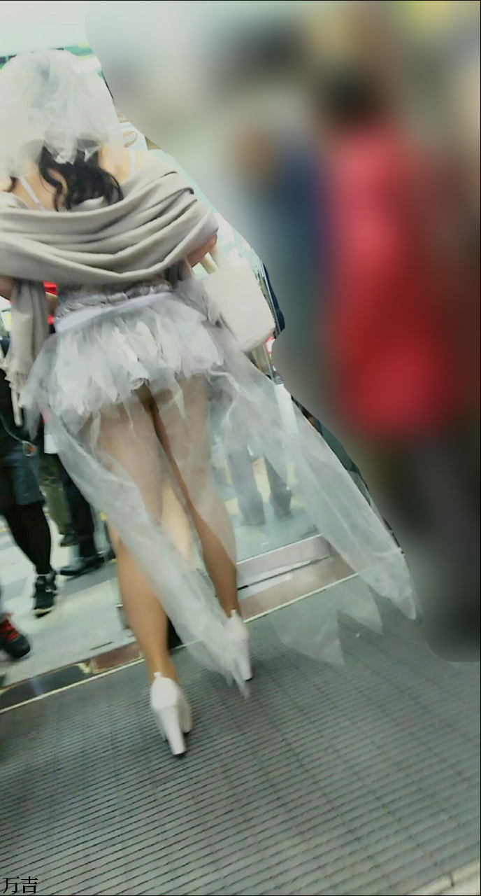 ローアングルで取られたスカートのパンチラ素人エロ画像-028