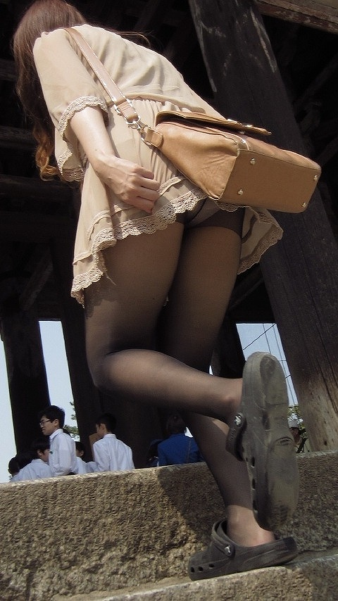 ローアングルで取られたスカートのパンチラ素人エロ画像-033