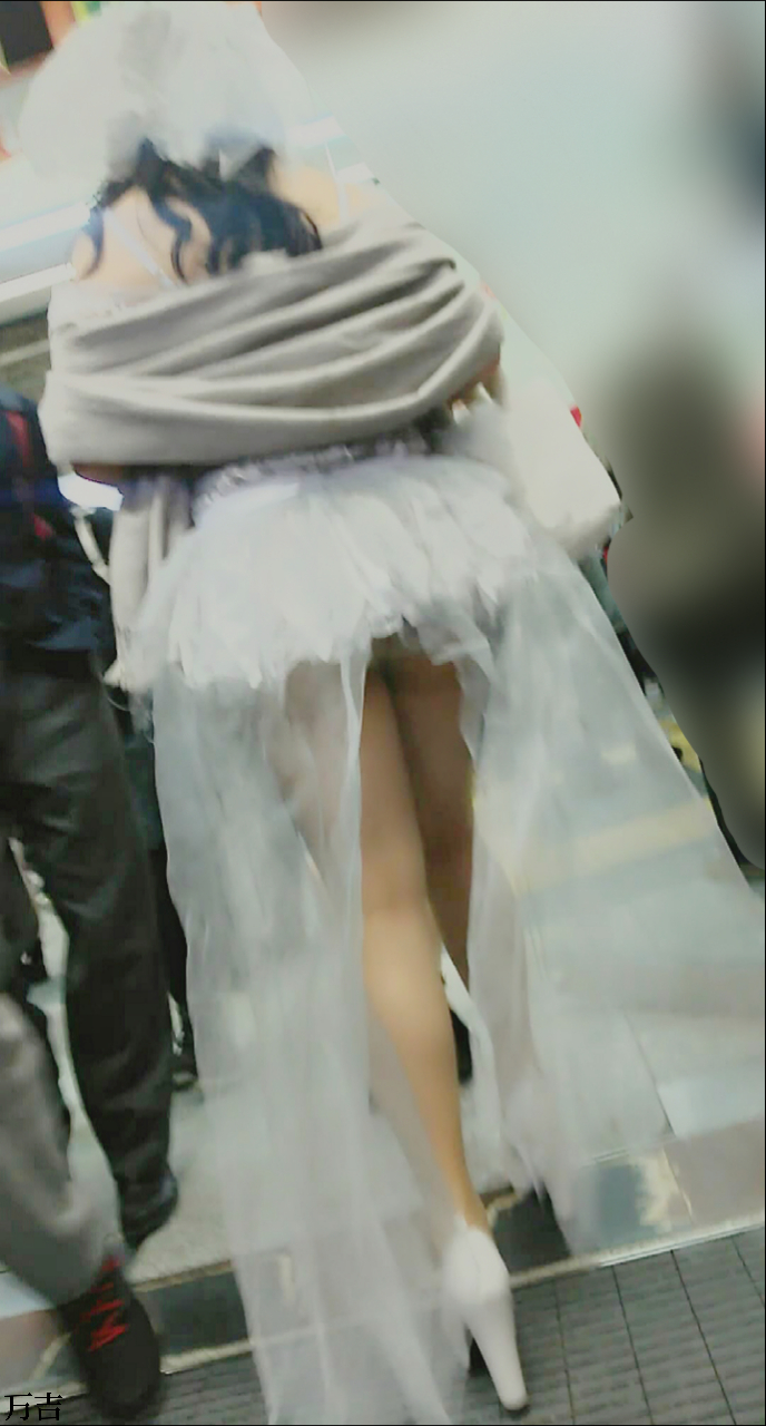 ローアングルで取られたスカートのパンチラ素人エロ画像-029
