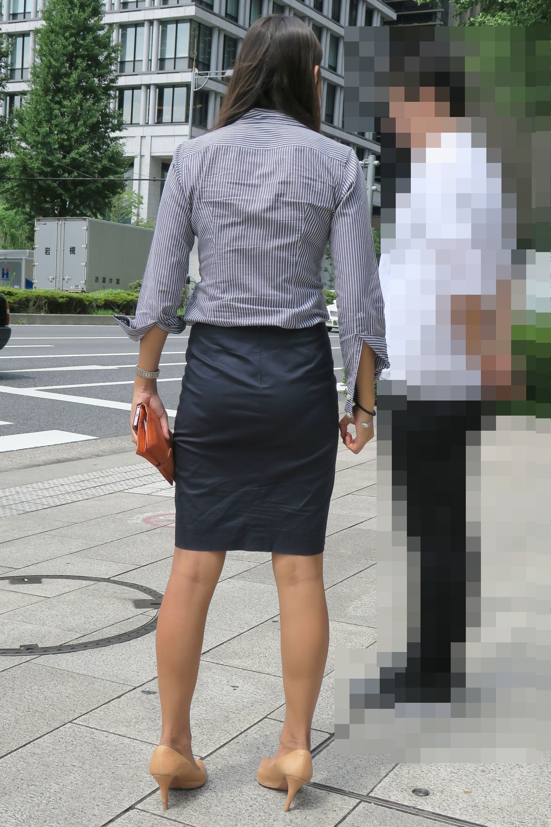 OLさんや就活女子のタイトスカートお尻を街撮りした素人エロ画像-190