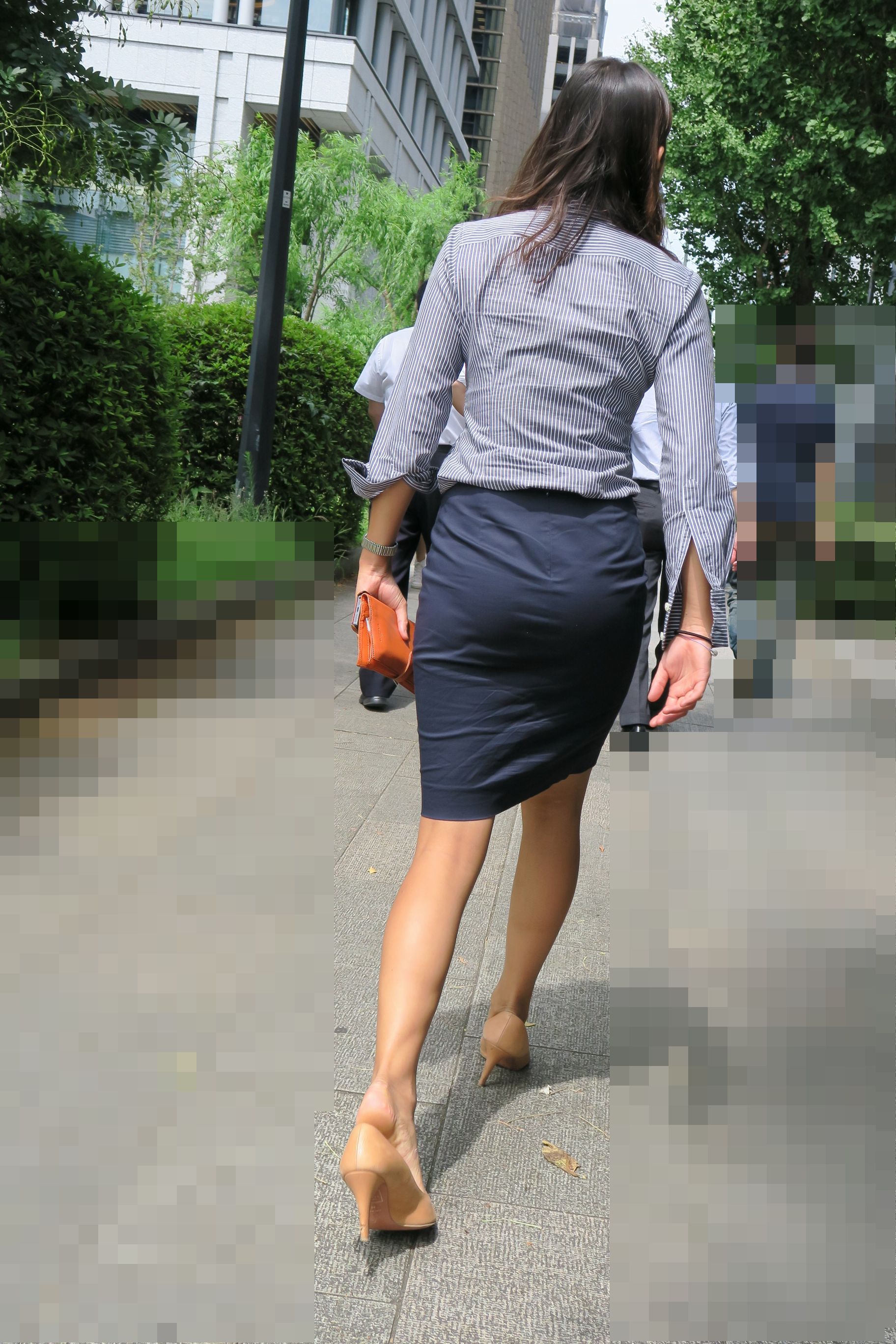 OLさんや就活女子のタイトスカートお尻を街撮りした素人エロ画像-193