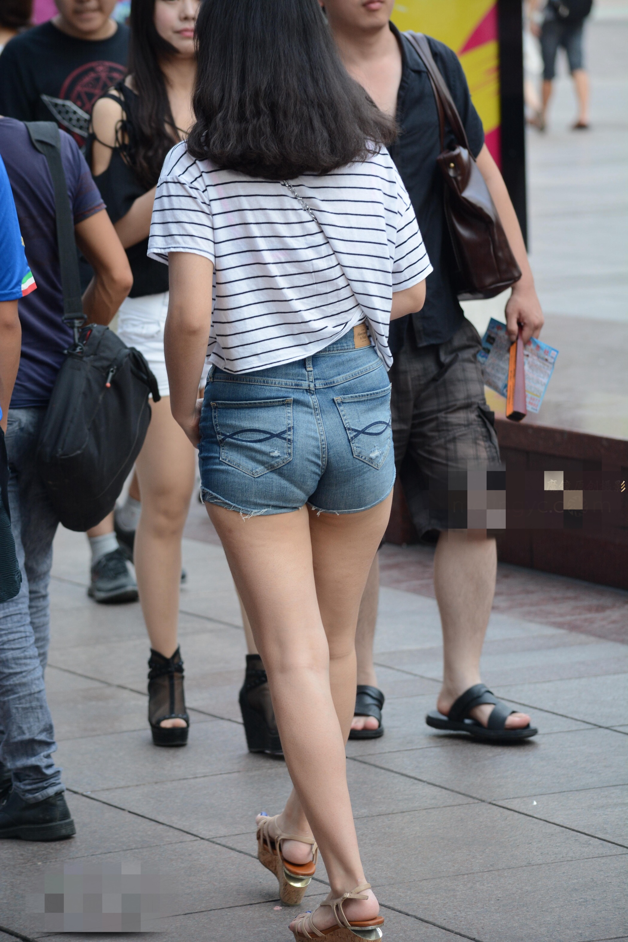 ショートパンツ女子の街撮り素人エロ画像-072