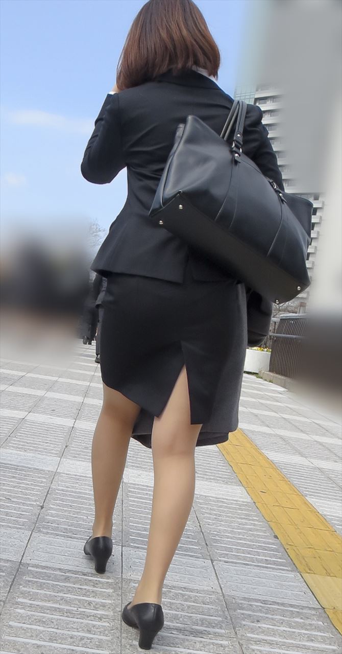 OLさんや就活女子のタイトスカートお尻を街撮りした素人エロ画像-024