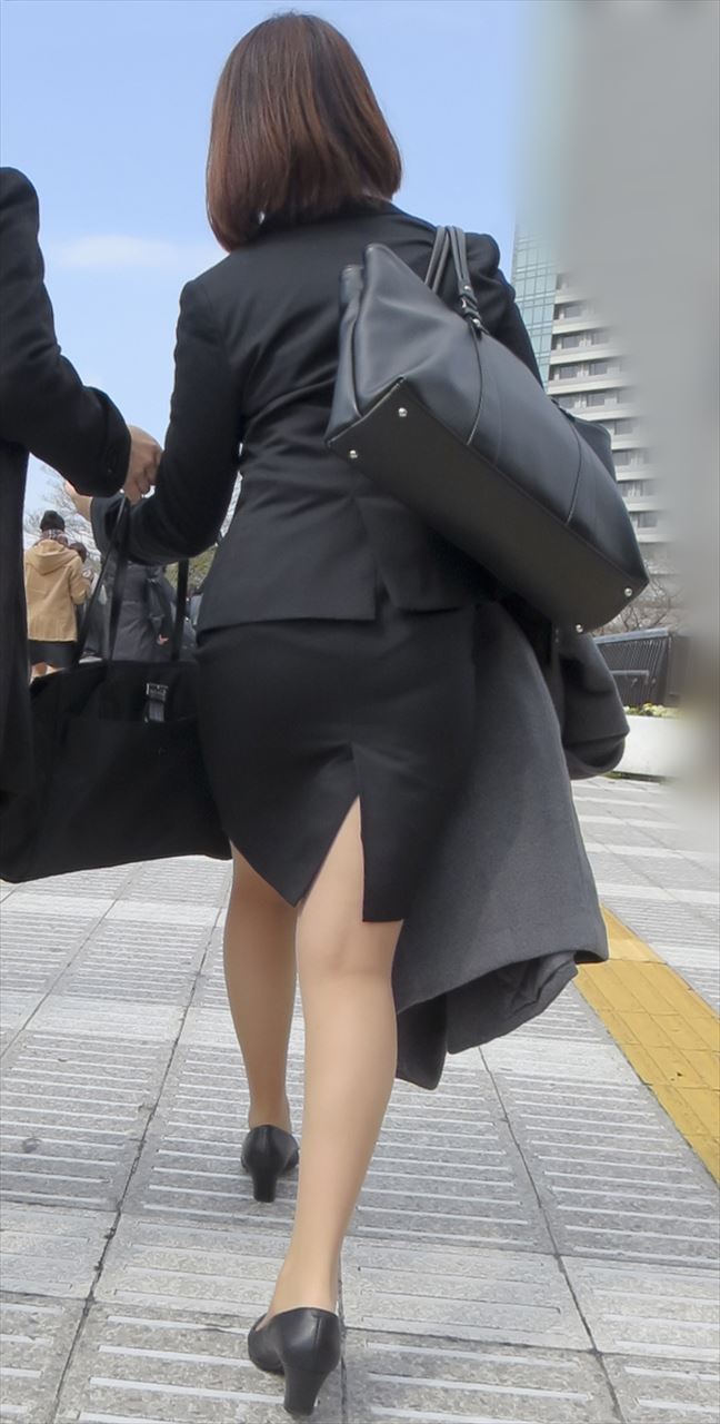 OLさんや就活女子のタイトスカートお尻を街撮りした素人エロ画像-018