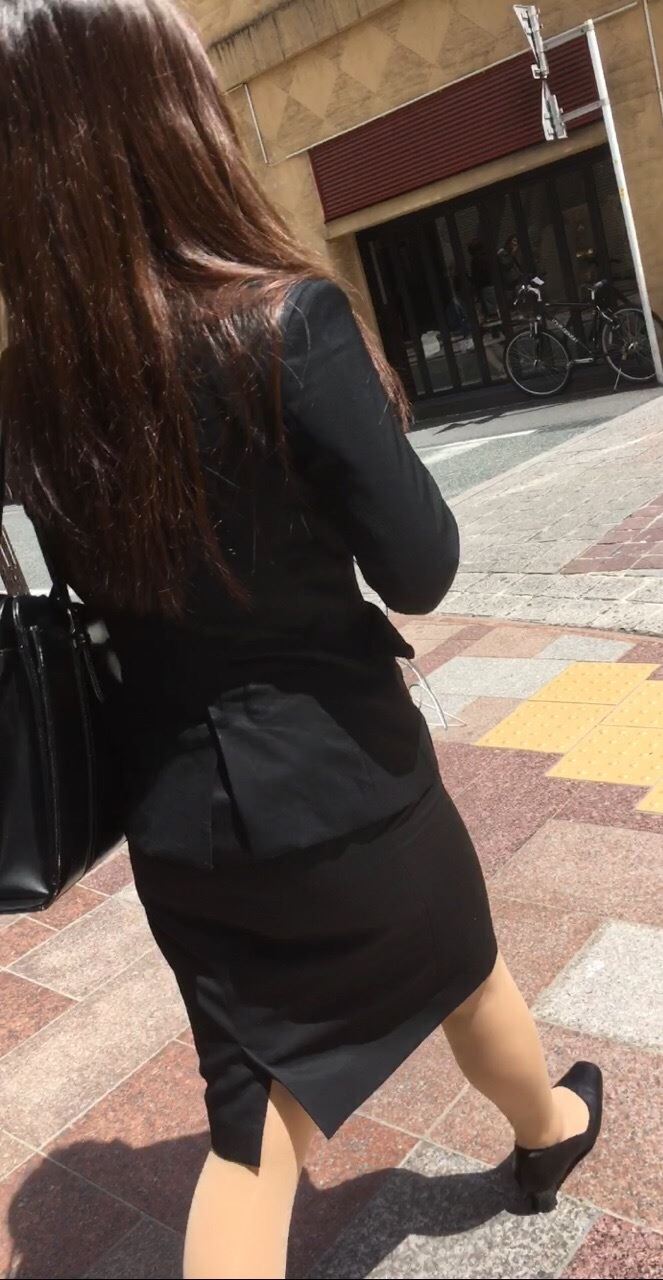 OLさんや就活女子のタイトスカートお尻を街撮りした素人エロ画像-129