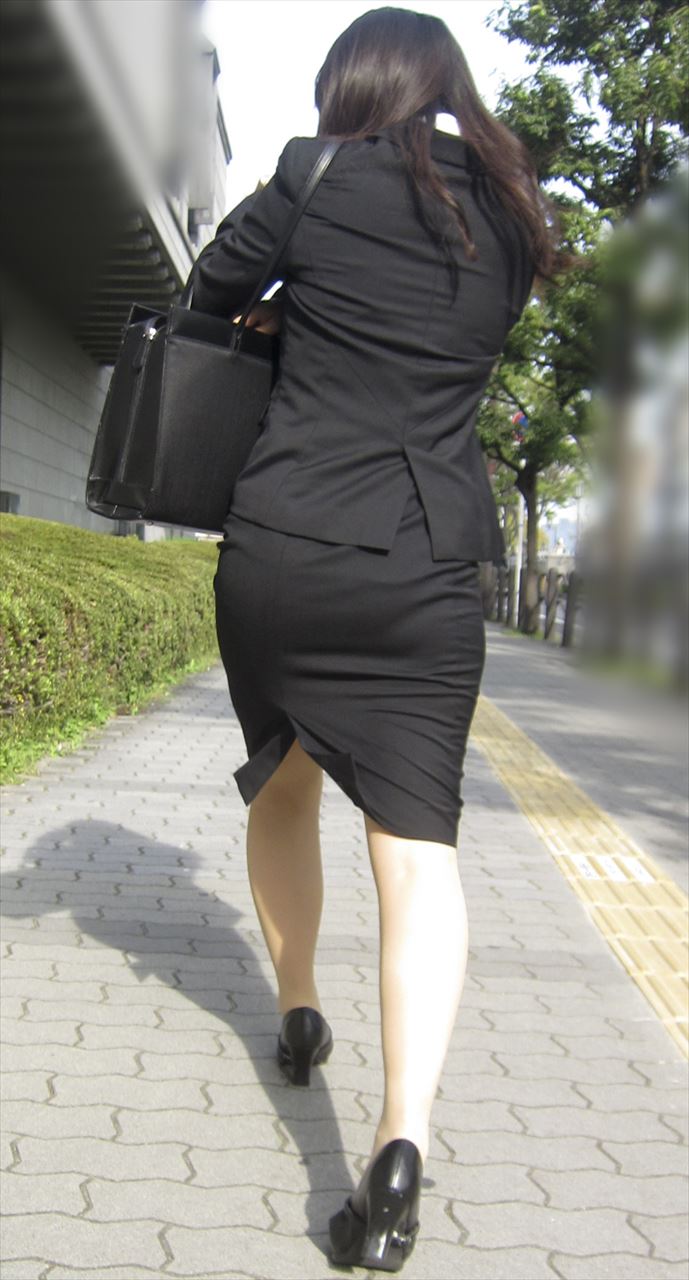 OLさんや就活女子のタイトスカートお尻を街撮りした素人エロ画像-096