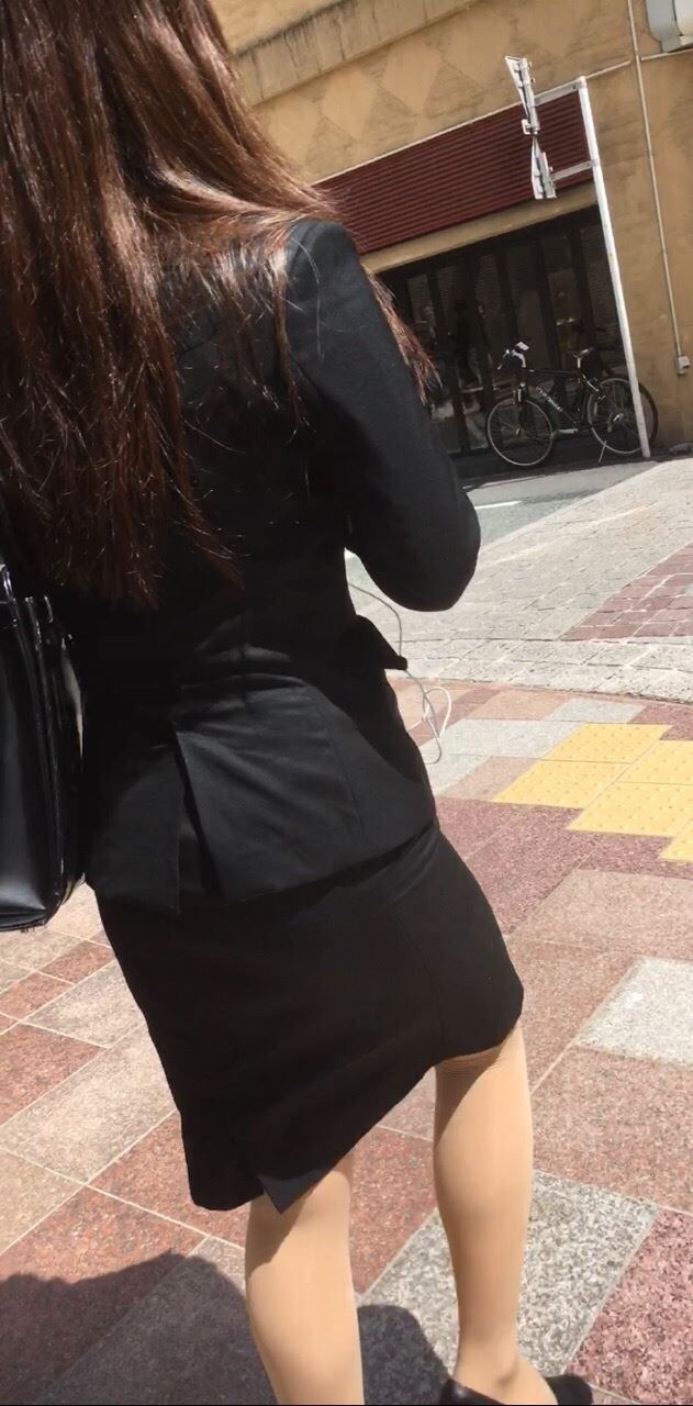 OLさんや就活女子のタイトスカートお尻を街撮りした素人エロ画像-063