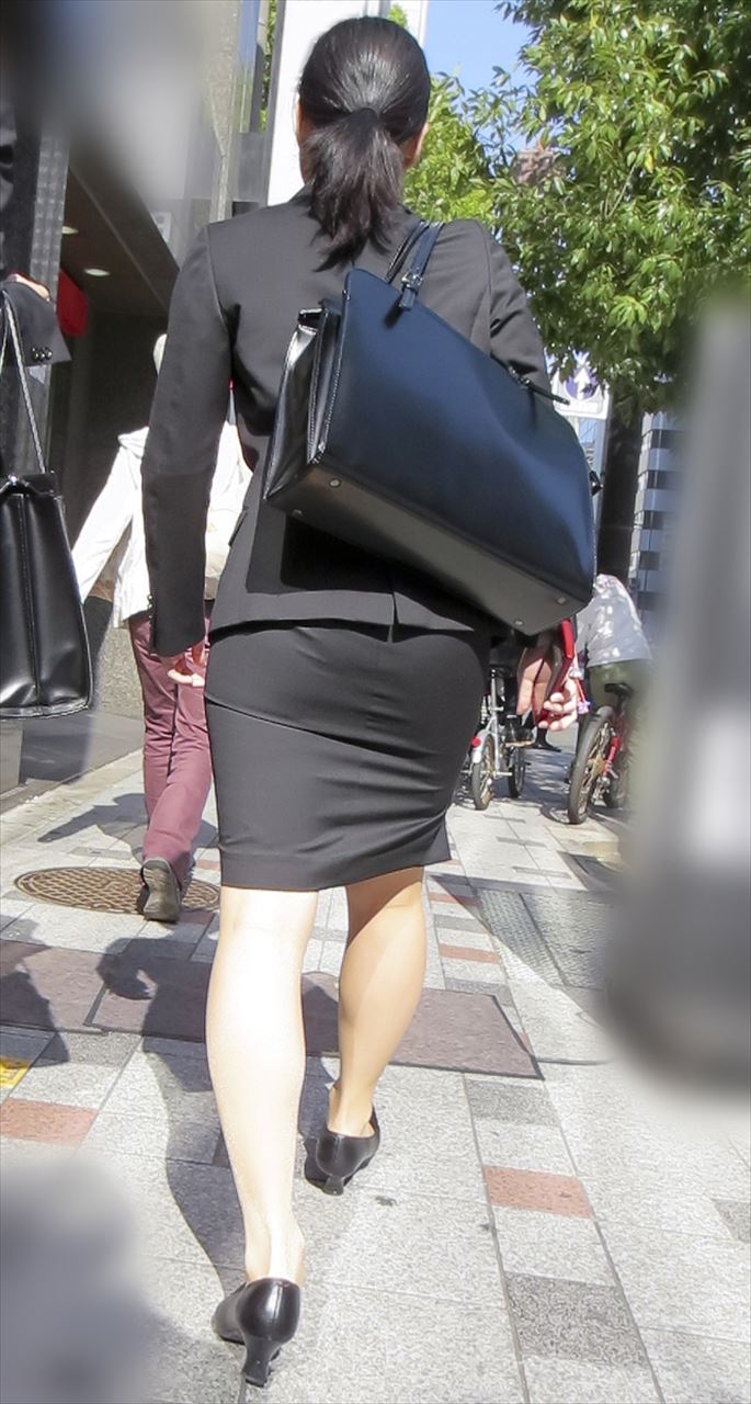 OLさんや就活女子のタイトスカートお尻を街撮りした素人エロ画像-041