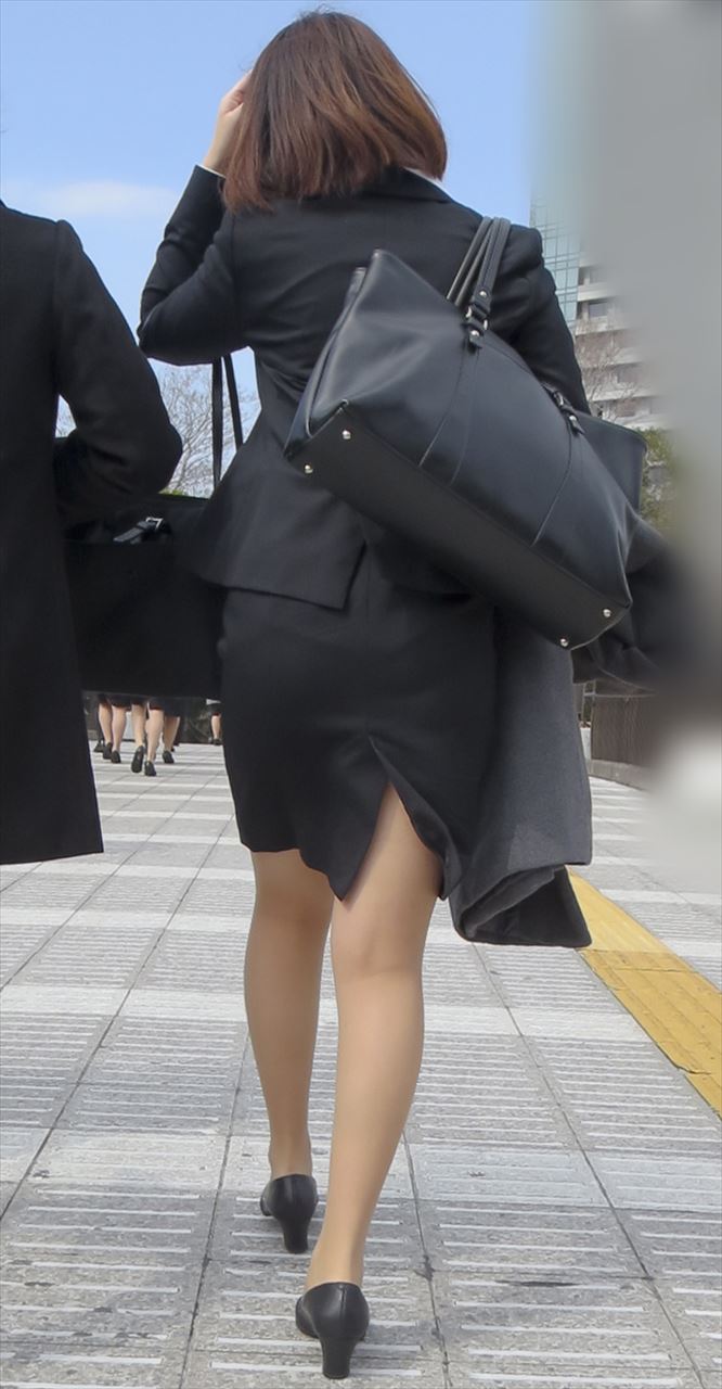 OLさんや就活女子のタイトスカートお尻を街撮りした素人エロ画像-020