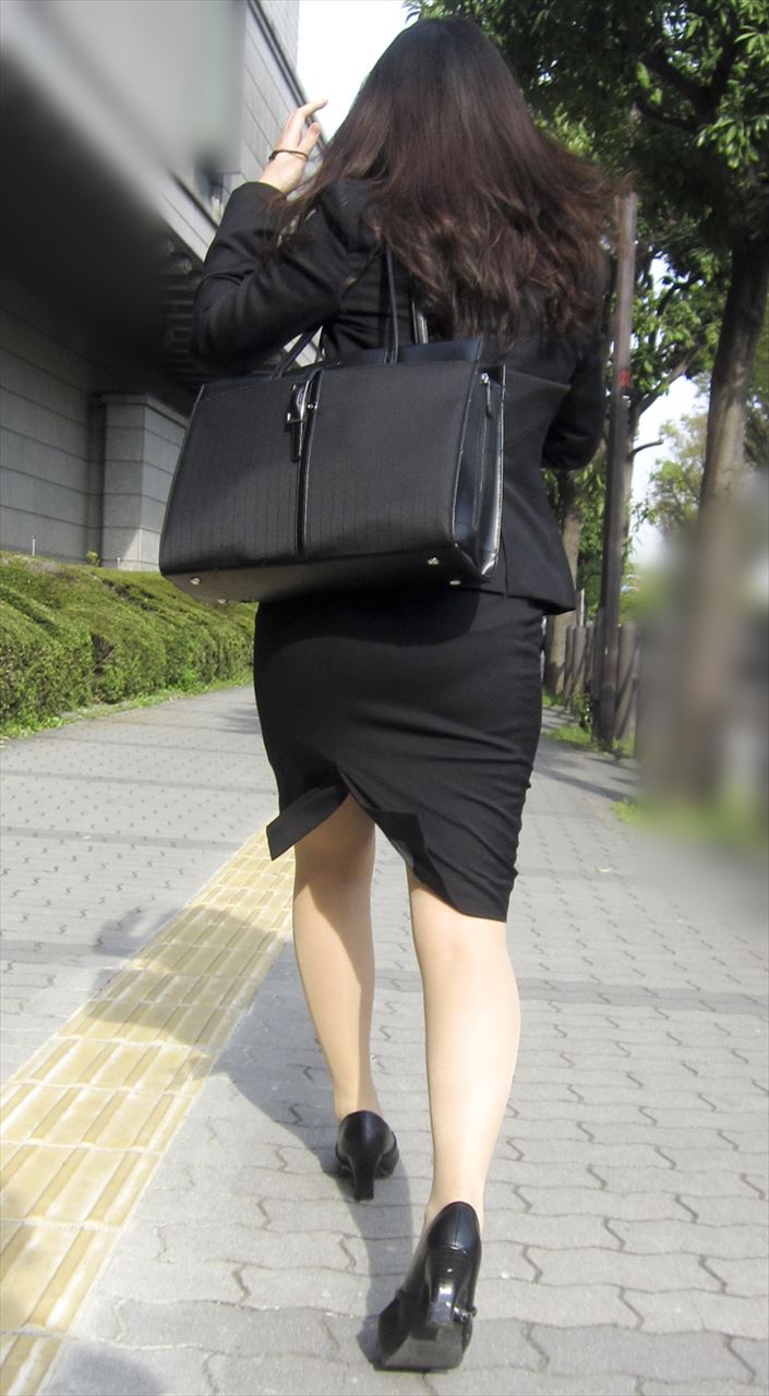 OLさんや就活女子のタイトスカートお尻を街撮りした素人エロ画像-095