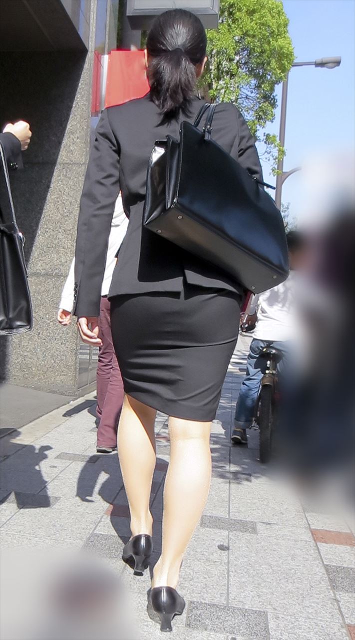 OLさんや就活女子のタイトスカートお尻を街撮りした素人エロ画像-037