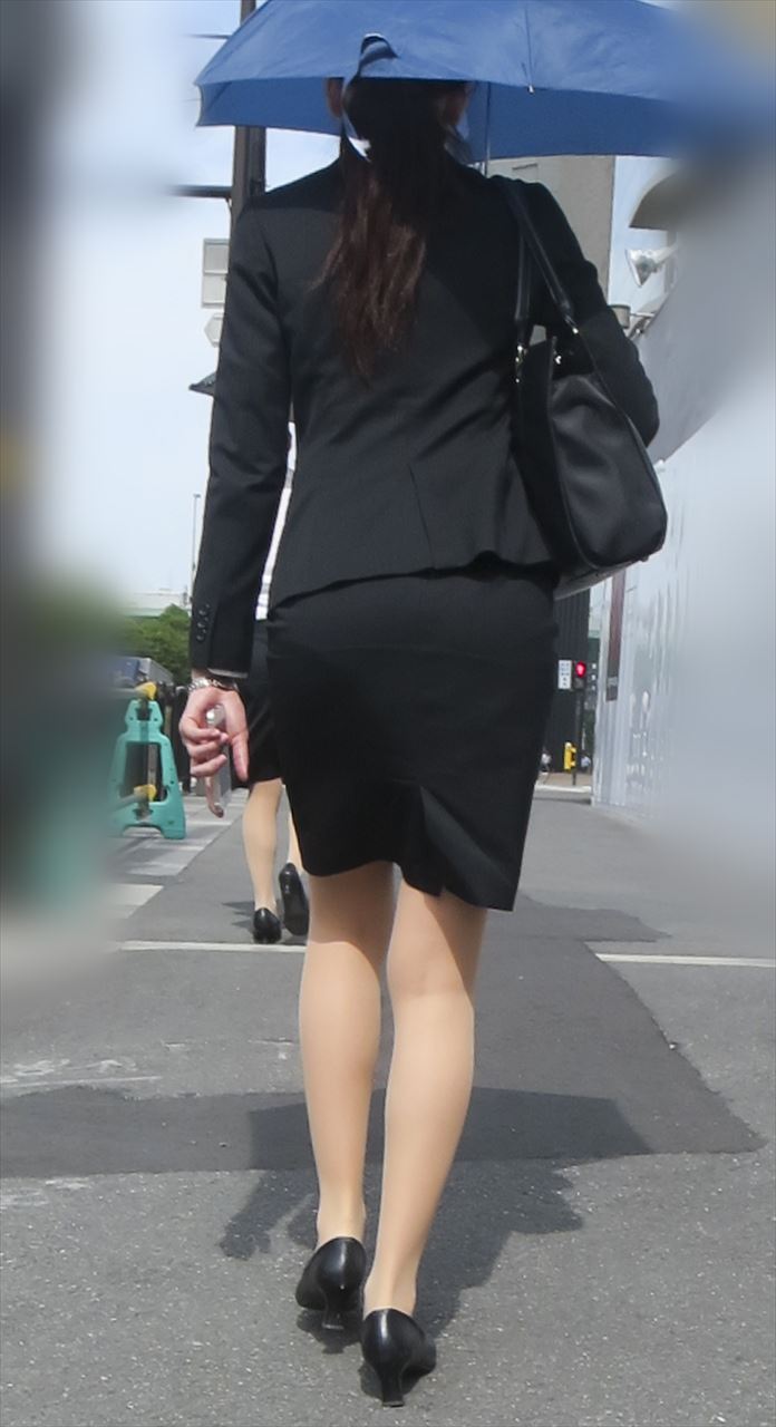 OLさんや就活女子のタイトスカートお尻を街撮りした素人エロ画像-023