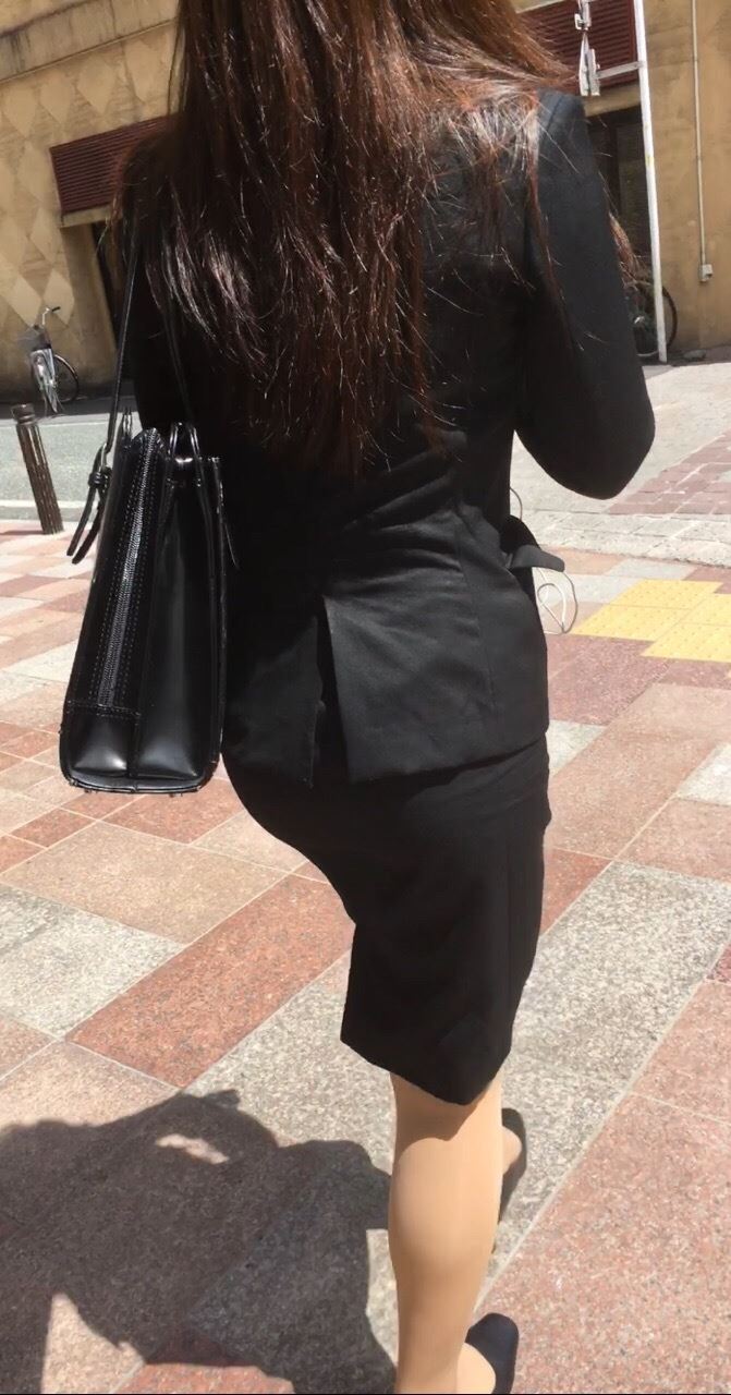 OLさんや就活女子のタイトスカートお尻を街撮りした素人エロ画像-061