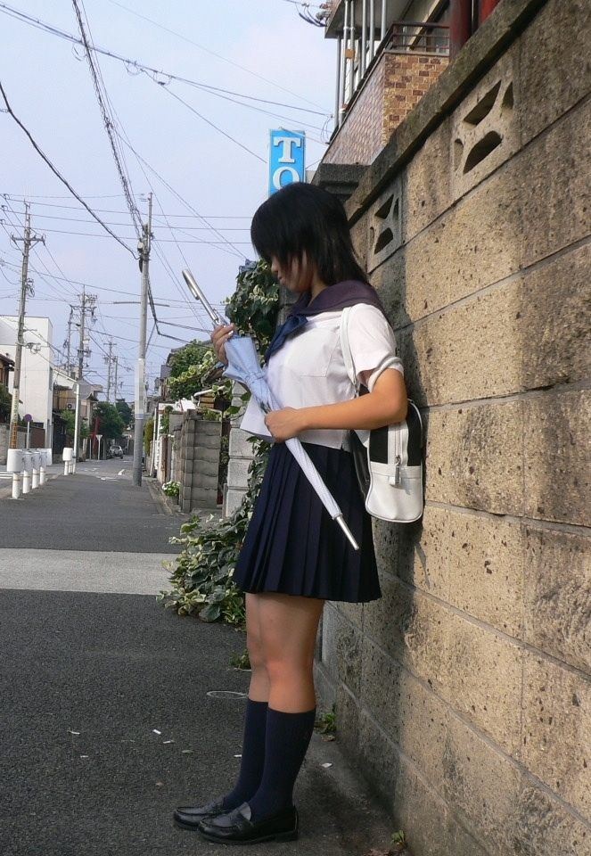 女子高生の制服おっぱい街撮り素人エロ画像3