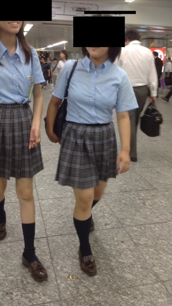 女子高生の制服おっぱい街撮り素人エロ画像9