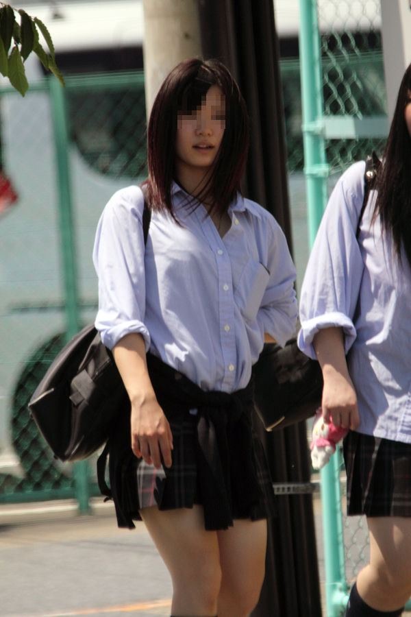 女子高生の制服おっぱい街撮り素人エロ画像14