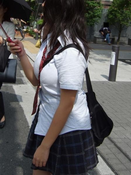 女子高生の制服おっぱい街撮り素人エロ画像33