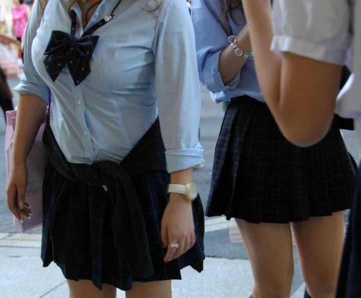 女子高生の制服おっぱい街撮り素人エロ画像37