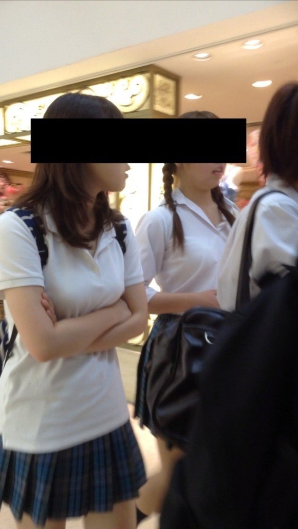女子高生の制服おっぱい街撮り素人エロ画像17