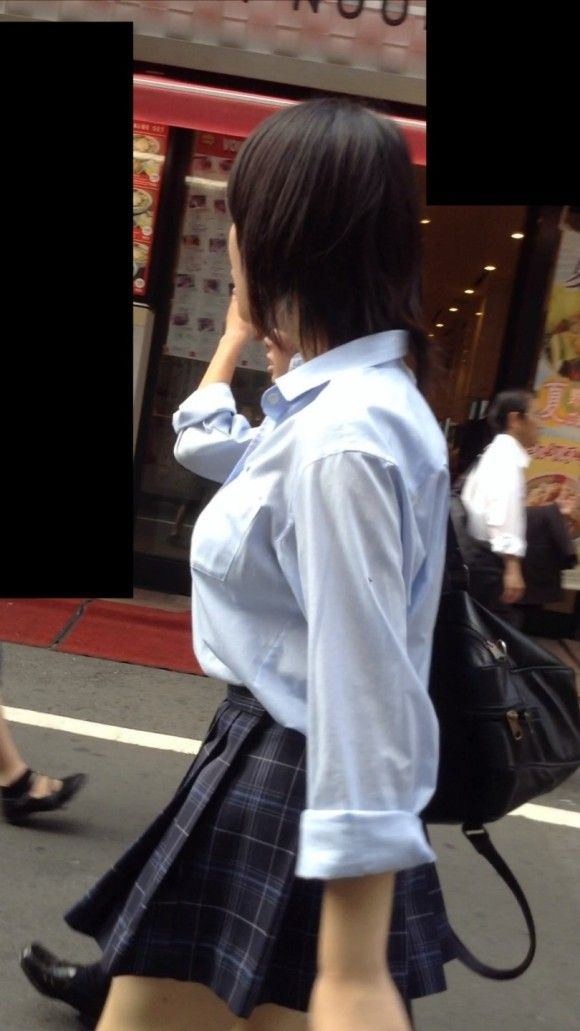 女子高生の制服おっぱい街撮り素人エロ画像21