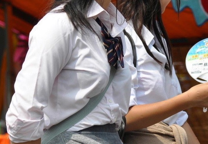女子高生の制服おっぱい街撮り素人エロ画像1