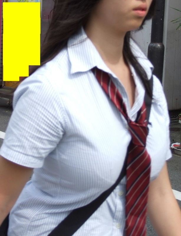 女子高生の制服おっぱい街撮り素人エロ画像24