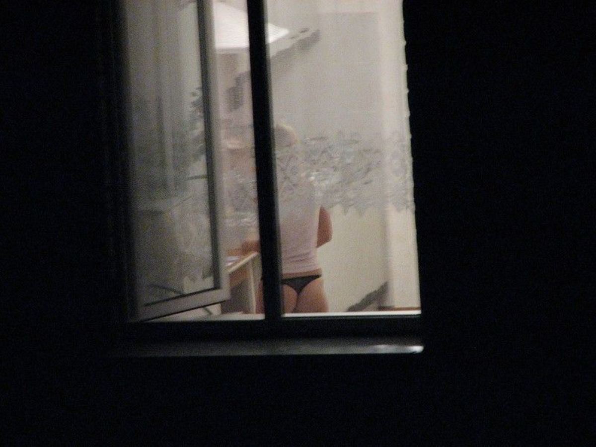 подглядывать в окна за голыми девками фото 117