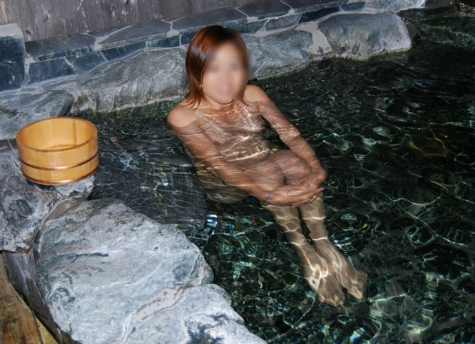 濡れたカラダがエッチな混浴露天風呂の素人エロ画像-6