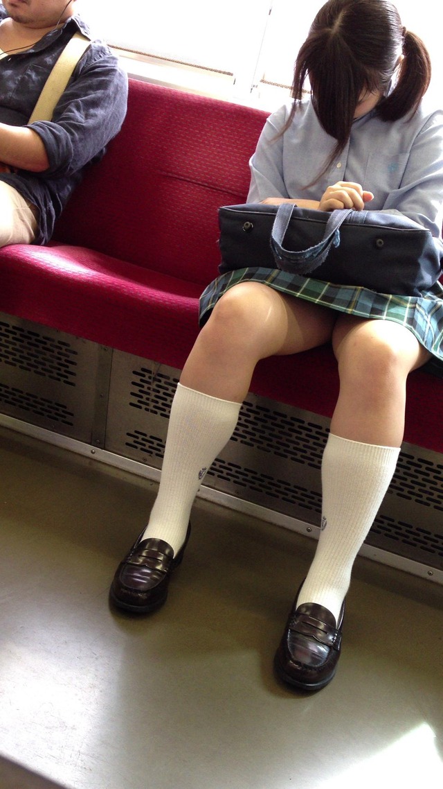 電車内で見るJK太ももが壮観-139