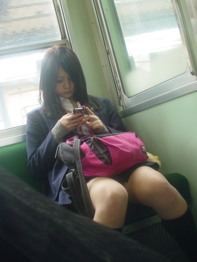 電車内で見るJK太ももが壮観-138